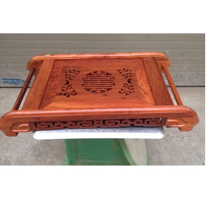 Khay trà triện chân cuốn gỗ hương đỏ kích thước 30 x 45 cm